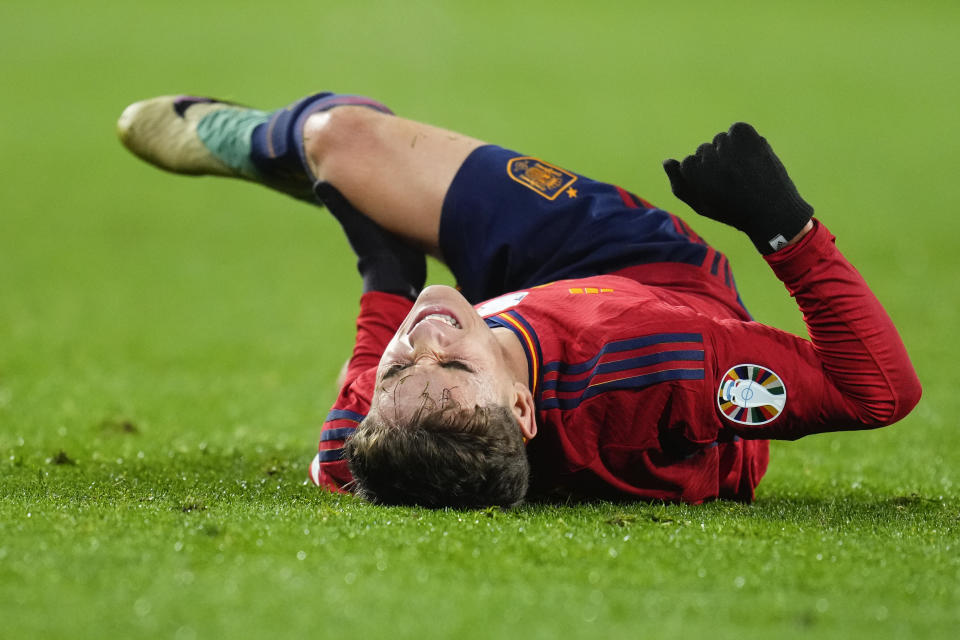 El volante español Gavi reacciona luego de lesionarse su pierna durante el partido ante Georgia por las eliminatorias de la Eurocopa 2024 en el estadio José Zorrilla en Valladolid, España, el domingo 19 de noviembre de 2023. (AP Foto/Manu Fernández)