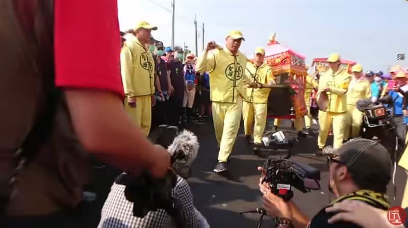 收納師的大姑向媽祖祈求保佑孩子平安長大， 如今孩子已經5歲。(圖／翻攝自白沙屯媽祖網路電台YT)