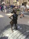 "Fearless" significa "senza paura". Milioni di navigatori su Internet si sono precipitati a cercare il termine dopo l'arrivo della copia della statua "Fearless Girl" a Milano. La ragazzina, che prima di essere spostata a Londra si trovava davanti al toro di Wall Street, simboleggia la sfida all'uguaglianza di genere.