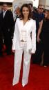 Jessica Alba a préféré faire les choses différemment lors de la 59e cérémonie annuelle des Golden Globe Awards en portant un tailleur blanc au lieu d'une robe. (Photo : Gregg DeGuire/WireImage)