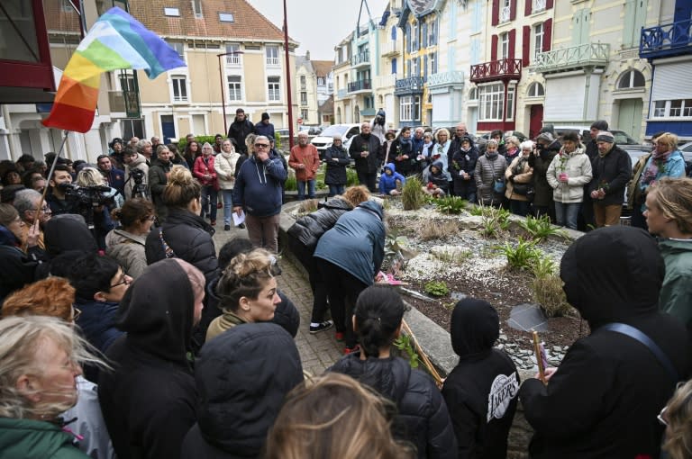 Rassemblement pour rendre hommage aux cinq migrants morts alors qu'ils tentaient de rejoindre l'Angleterre à bord d'une embarcation surchargée, le 2 mai 2024 à Wimereux, dans le Pas-de-Calais (Bernard BARRON)
