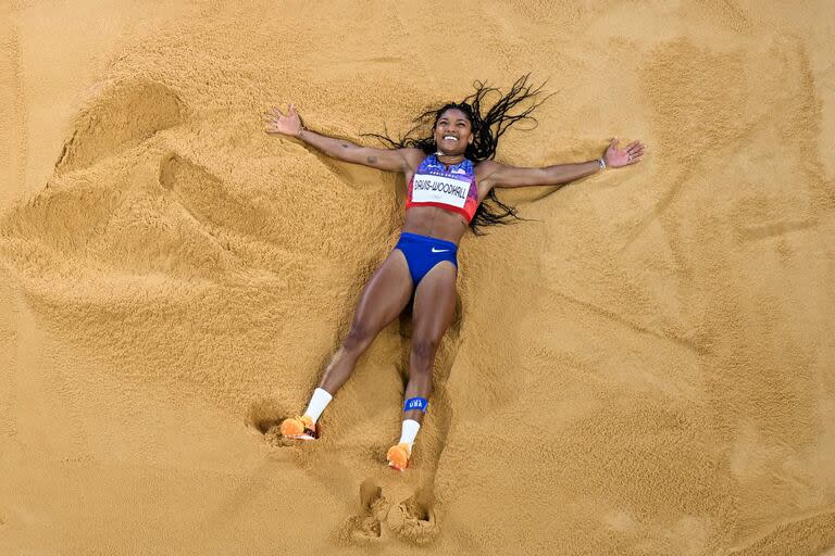 Tara Davis-Woodhall, medallista de oro estadounidense, celebra tras ganar la final de salto en largo femenino 