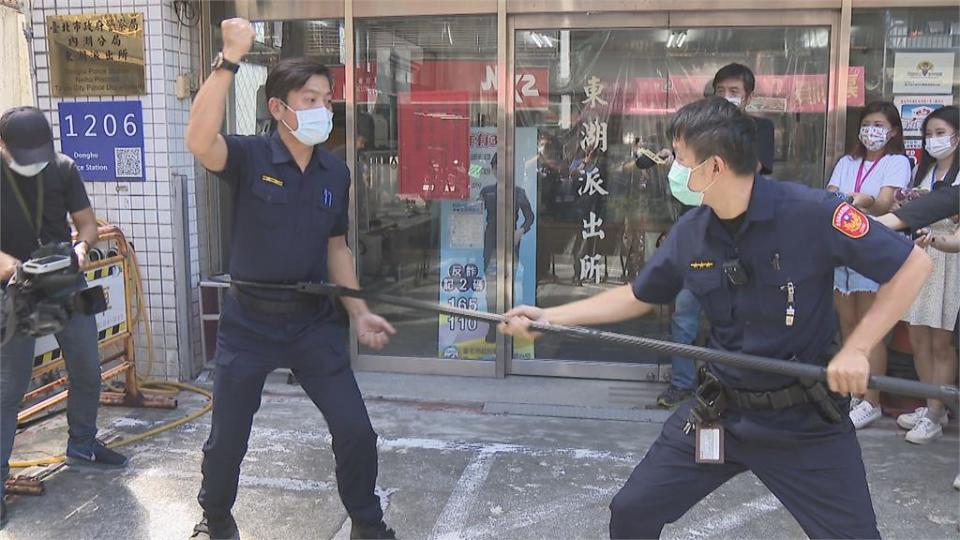 男在家燒紙錢！見警上門亮開山刀　霍建華「所長哥哥」率隊壓制逮捕