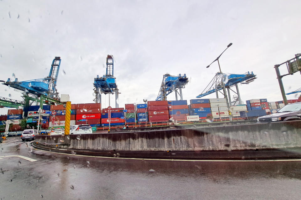 沙灣填平後已成為基隆港東岸貨運作業碼頭。（攝影：Claire Chou）
