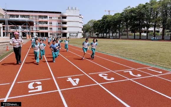 南市體育局積極推動校園運動操場改善，今年有十八所學校跑道修整建完工，提供師生及社區民眾安全運動環境。（記者李嘉祥攝）