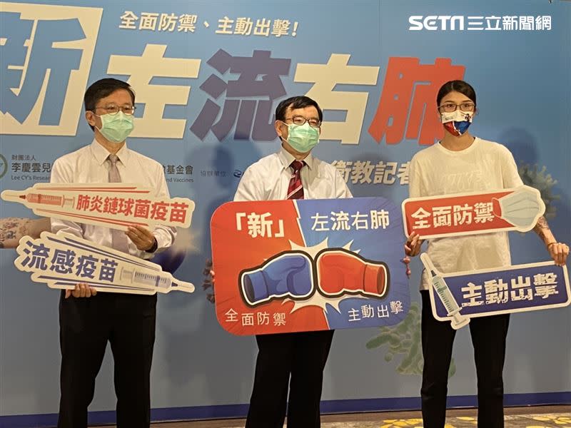 拳擊國手黃筱雯（右）今呼籲，「防禦是不夠的，主動攻擊也很重要！」接種疫苗相當重要。（圖／記者簡浩正攝影）