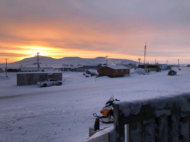 A view of a street in Ulukhaktok. The community's second internet issue was due to a broken part on their satellite dish.   (Mackenzie Scott/CBC - image credit)