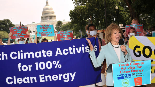 U.S. Sen. Tina Smith (D-MN) addresses a rally of youth climate activists on the National Mall on August 04, 2021 in Washington, DC. (Chip Somodevilla/Getty Images)