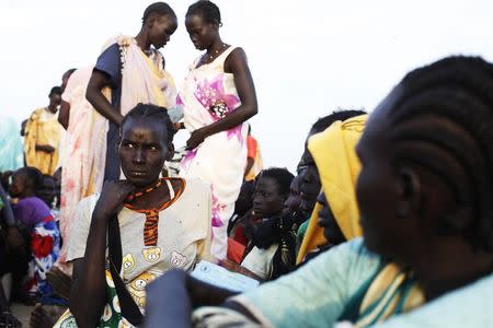 Displaced women wait for food distribution to start in the IDP camp in the UN base in Bentiu, Unity State, June 19, 2014. REUTERS/Andreea Campeanu