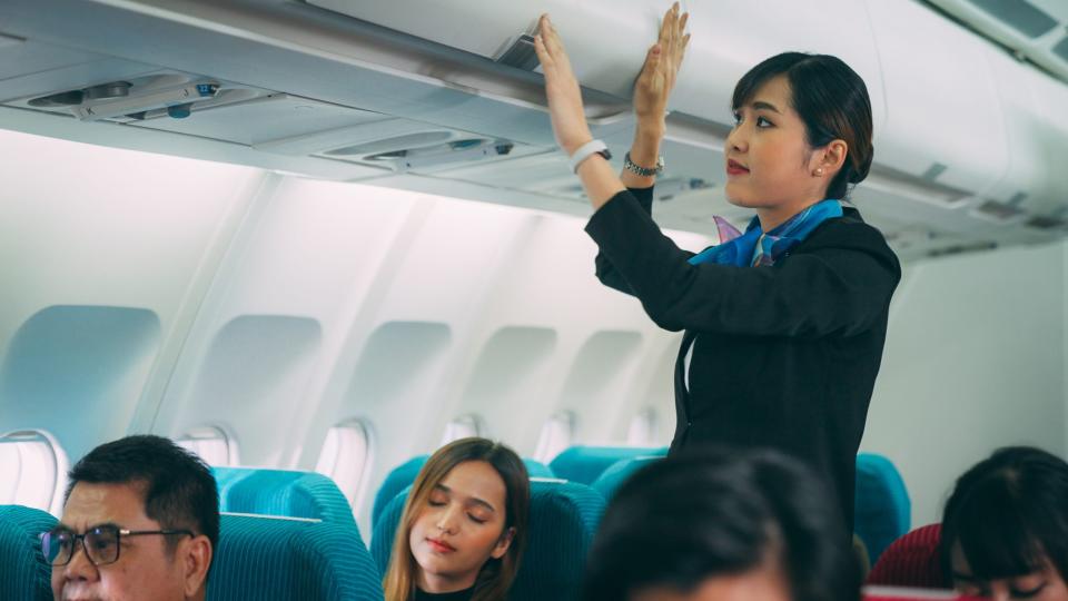 Auch Flugbegleiterinnen und Flugbegleiter haben es in diesem Chaos-Sommer nicht leicht. (Symbolbild) - Copyright: Getty | Mongkol Chuewong