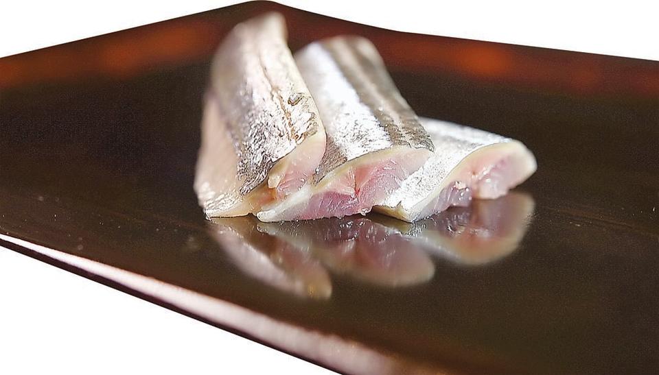 秋季盛產的秋刀魚，因油脂豐潤被日本食饕稱為「秋味之王」，〈壽司 豐〉本季以刺身呈現。圖／姚舜