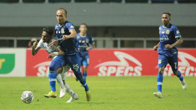 Ketinggalan satu gol, Persiba Balikpapan lewat Fauzan Jamal terus menekan lini pertahanan Rans Cilegon FC, namun tidak ada peluang yang dapat mengoyak jala gawang Rans. (Bola.com/M Iqbal Ichsan)