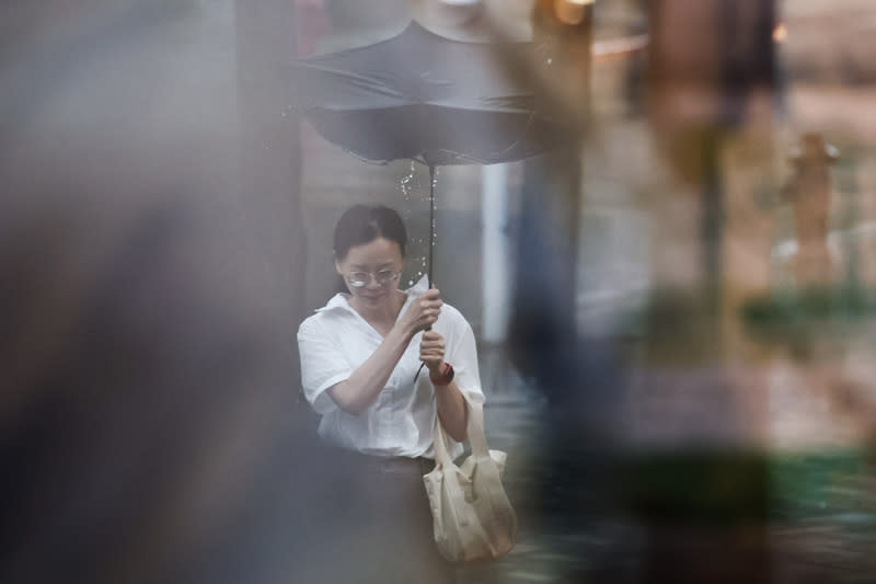 雙北豪雨特報（2） 氣象署10日下午更新豪雨特報，午後對流旺盛，台 北、新北有局部大雨或豪雨，桃園至台中、南投地區 及雲林以南、宜蘭、花蓮山區有局部大雨發生的機 率。圖為台北市內湖區民眾撐傘遇強風，導致傘面變 形、雨水滴落。 中央社記者翁睿坤攝  113年7月10日 