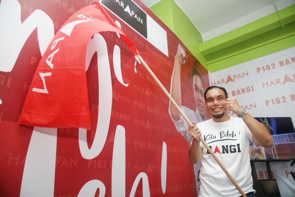 DAP candidate for Bangi Syahredzan Johan at the DAP Bangi ops centre P102 at Bandar Baru Bangi, Selangor, November 3, 2022. — Picture by Choo Choy May