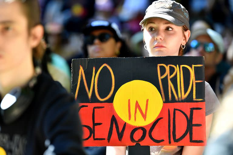 Miles de personas protestan por el ‘Día de la invasión’ durante el feriado del Día de Australia en Sidney, el 26 de enero de 2023