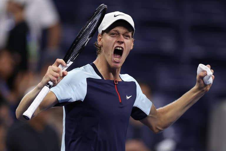 Joya italiana: el desahogo de Jannik Sinner (21 años) al derrotar al bielorruso Ilya Ivashka en cinco sets, por 6-1, 5-7, 6-2, 4-6 y 6-3, para avanzar a los cuartos de final del US Open