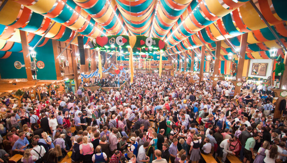 Auf dem Oktoberfest in München warten viele Herausforderungen – auch für den Lippenstift. (Bild: Getty Images)