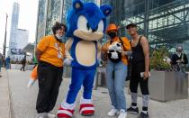 Völlig blau rasen? Darf nur einer! Sonic. Zugegeben, kein sonderlich schwieriges Cosplay. (Bild: Alexi Rosenfeld/Getty Images)