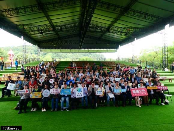 台灣第一本「永續教科書」在綠色博覽會發表-十大品牌協同全國百位校長共同推動下一代永續教育，宜蘭縣長林姿妙親自出席。（記者董秀雲攝）