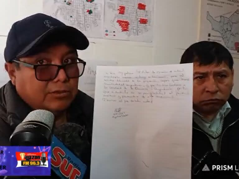 El director del Hospital San Roque de Villazón, Bolivia, Vico Ramírez muestra junto al médico Santiago Pérez la firma de la madre en rechazo de la internación. Foto: captura