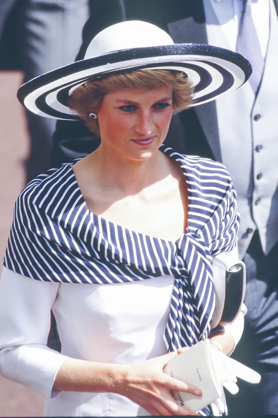 <p>Arriving at The Royal Ascot in a graphic navy-and-white wide-brim hat.</p>