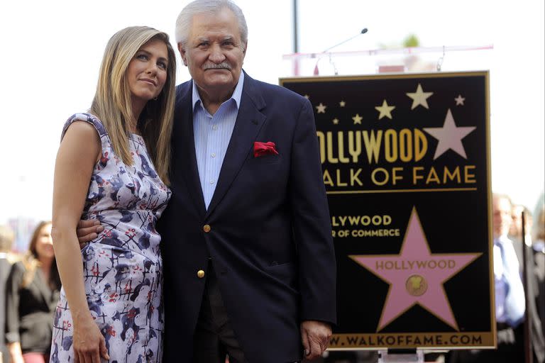 Jennifer Aniston junto a su papá, John Aniston, en febrero de 2022 durante la ceremonia de entrega de su estrella en el Paseo de la fama en Hollywood