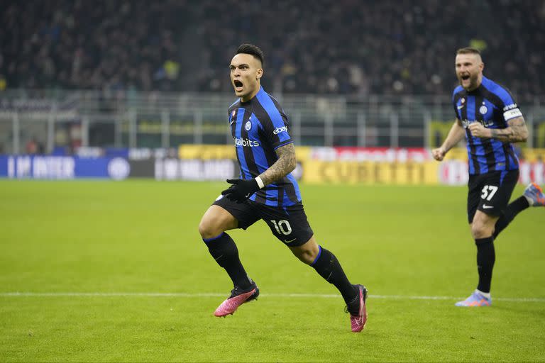 Lo grita Lautaro Martínez, perseguido para el festejo por su compañero Milan Skriniar; fue el gol que abrió el marcador para Inter ante Hellas Verona.