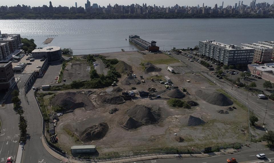 The Quanta Superfund site abuts the Hudson River in Edgewater, across from Manhattan.