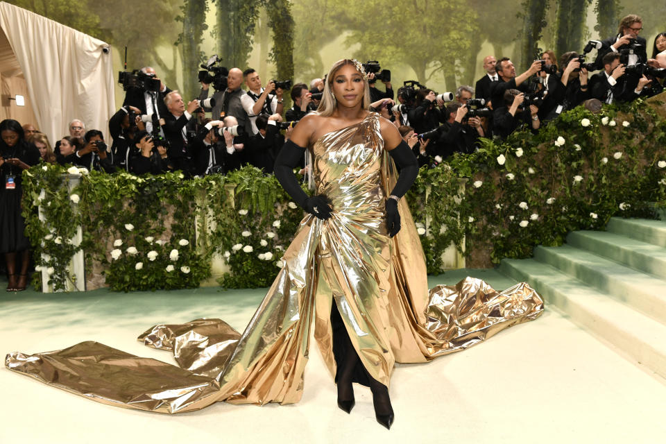 Serena Williams llega a la gala benéfica del Instituto del Vestido del Museo Metropolitano de Arte para celebrar la inauguración de la exposición "Sleeping Beauties: Reawakening Fashion" el lunes 6 de mayo de 2024, en Nueva York. (Foto Evan Agostini/Invision/AP)