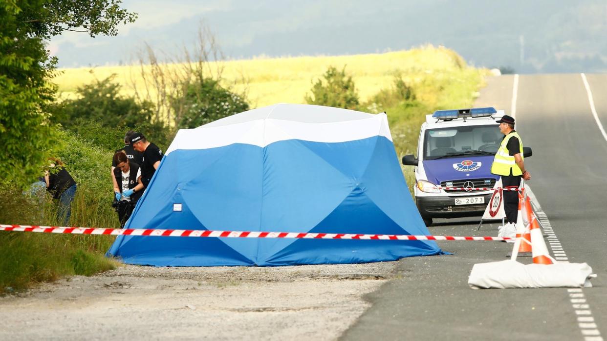 Nahe der Autobahn bei Asparrena im Norden Spaniens sichern Polizisten am Fundort der Frauenleiche Spuren. Foto: Jesus Andrade/El Correo