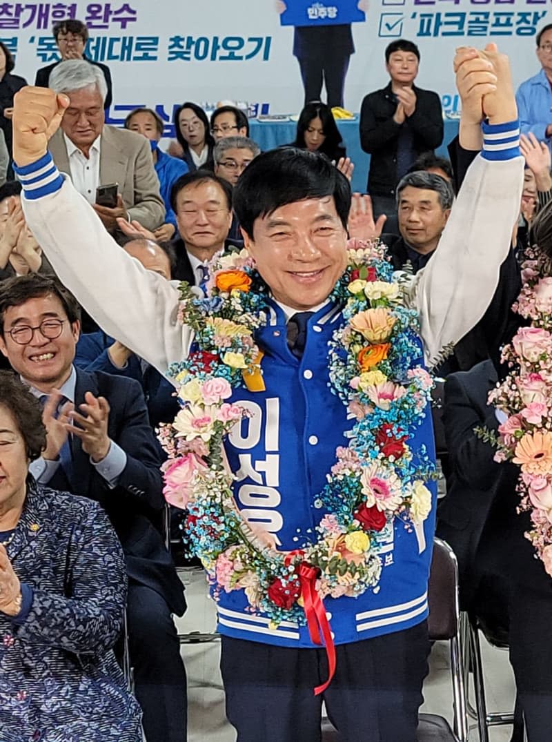 Election winner and candidate of the main opposition Democratic Party in the Jeonju-B district Lee Sung-Yoon, celebrates at his election office in Jeonju, after his election victory was confirmed. -/YNA/dpa
