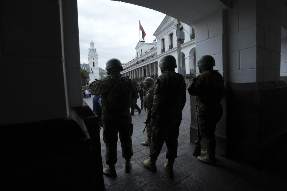 Militares patrullan a las afueras del palacio presidencial durante el estado de excepción en Quito, Ecuador, el martes 9 de enero de 2024. El país ha registrado una secuencia de ataque después de que el gobierno decretara estado de excepción, tras la presunta fuga de la cárcel de un peligroso líder de un grupo crimina. (AP Foto/Dolores Ochoa)