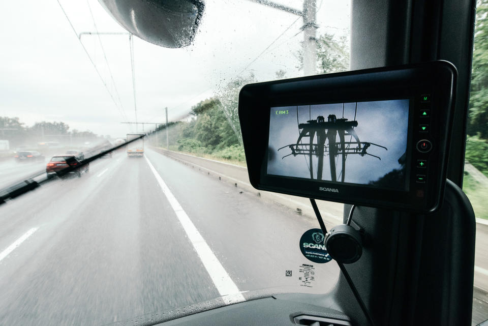 Un video en vivo del pantógrafo de un camión conectado a un cable elevado mientras recorre 5 kilómetros por una autopista al sur de Fráncfort, Alemania, el 9 de julio de 2021. (Felix Schmitt/The New York Times).