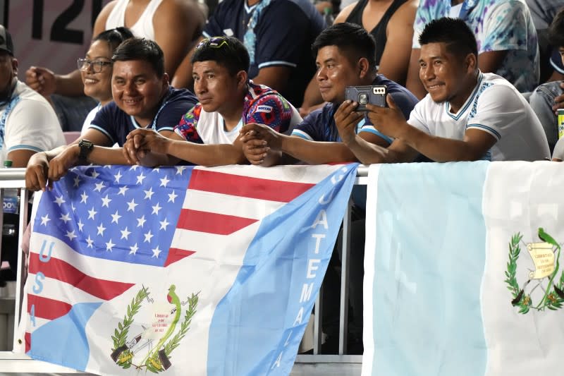 瓜地馬拉總統大選牽動該國之後與美國的關係，圖為6月27日在美國觀看足球賽的瓜地馬拉球迷（AP）