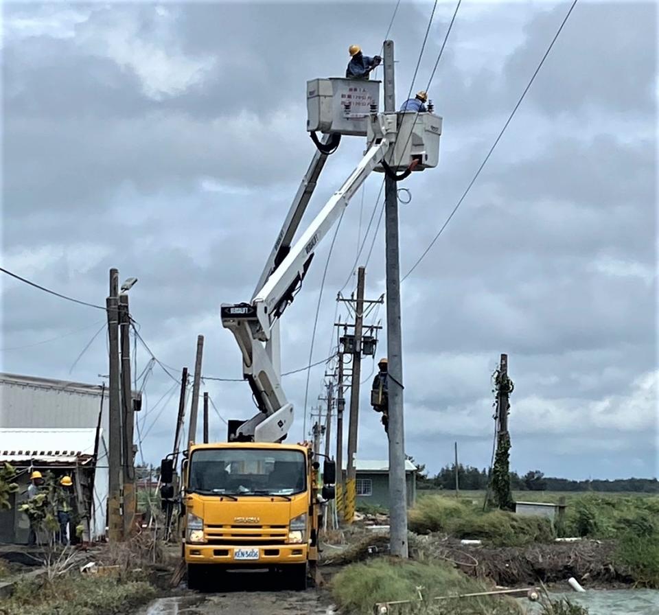 海葵颱風造成北門地區斷桿，台電人員立即搶修更換。（台電提供）