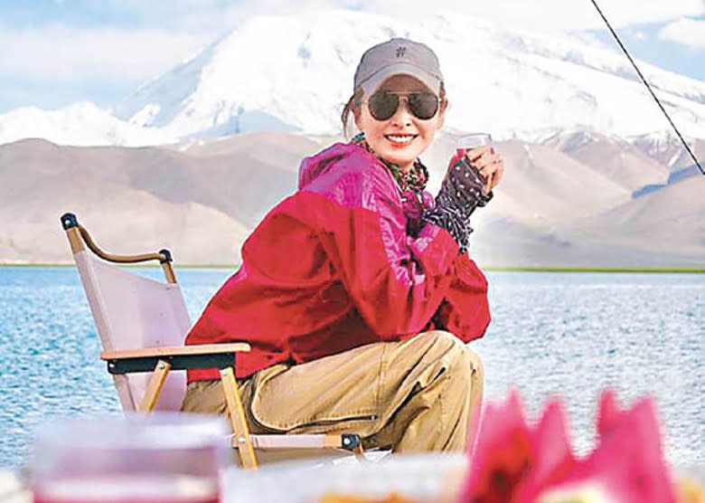 陳貝兒遠赴新疆拍攝《無窮之路》，在工作中過生日。