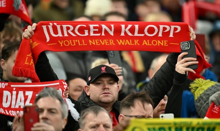 Un supporter tend une écharpe rendant hommage à l'entraîneur allemand Jürgen Klopp lors de la victoire de Liverpool en Coupe d'Angleterre contre Norwich City, le 28 janvier 2024 à Liverpool. (Paul ELLIS)