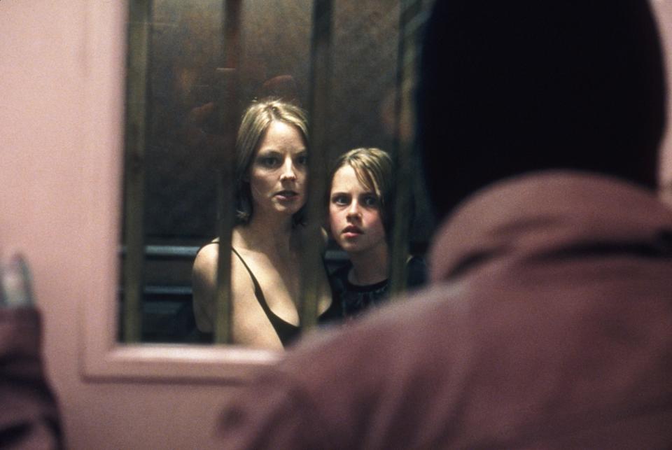 PANIC ROOM, background from left: Jodie Foster, Kristen Stewart, 2002. ©Columbia Pictures / Courtesy Everett Collection