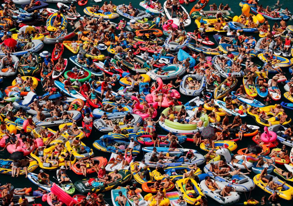 lake lucerne switzerland crowds