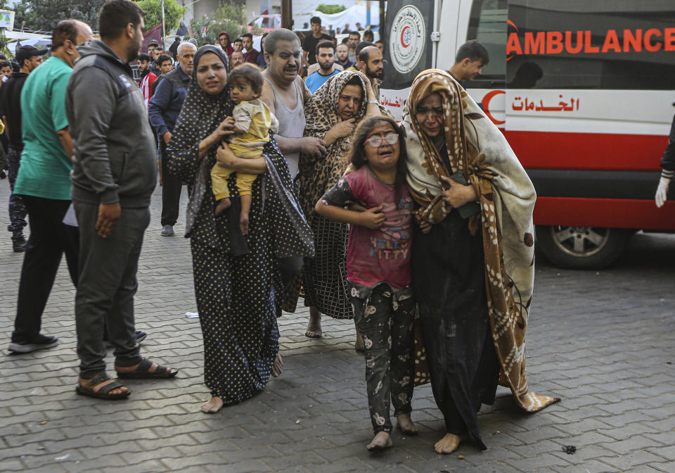 Palestinos heridos llegan al hospital Al Shifa el lunes 16 de octubre de 2023, luego de bombardeos israelíes sobre la Ciudad de Gaza, en la Franja de Gaza. (AP Foto/Abed Khaled)