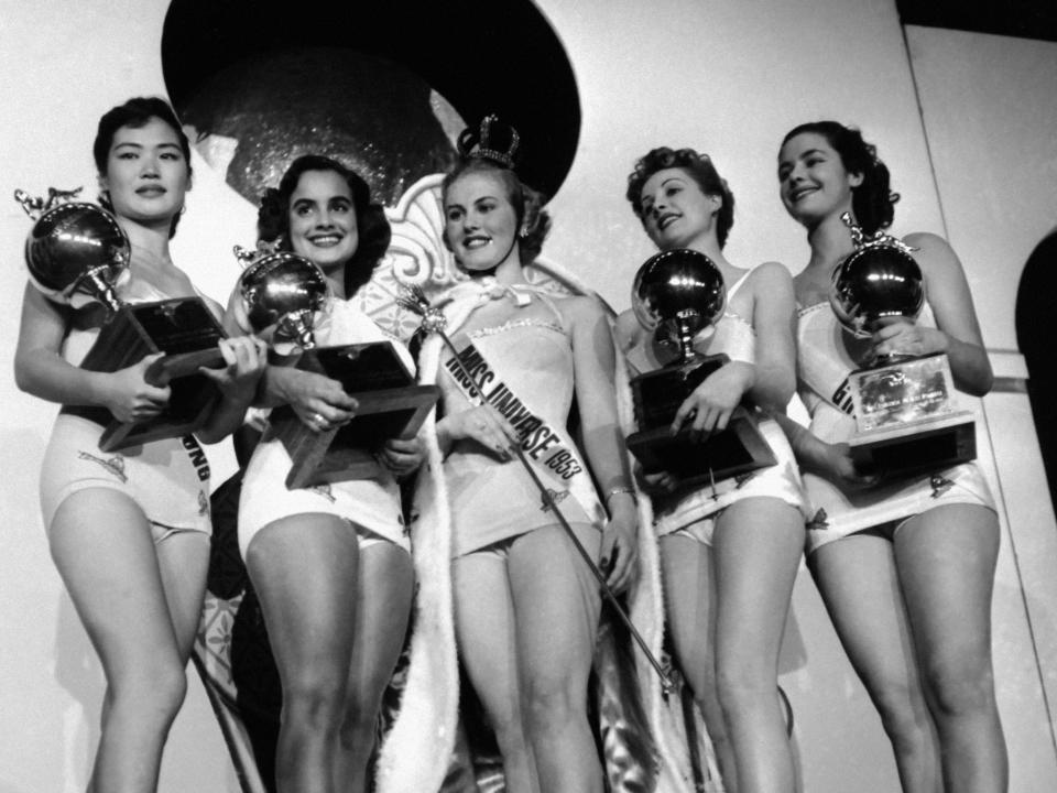 LONG BEACH, CA - JUNE 29: Miss Universe 1953, Armi Kuusela (Miss Finland) surrounding by her vice misses: (from left to right) Miss Hong-Kong Judy Dan, Miss Hawai Elsa Edsman, Miss Germany Renata Hoy and Miss Greece Daisy Mavraki, in Long Beach, California, on June 29, 1952.