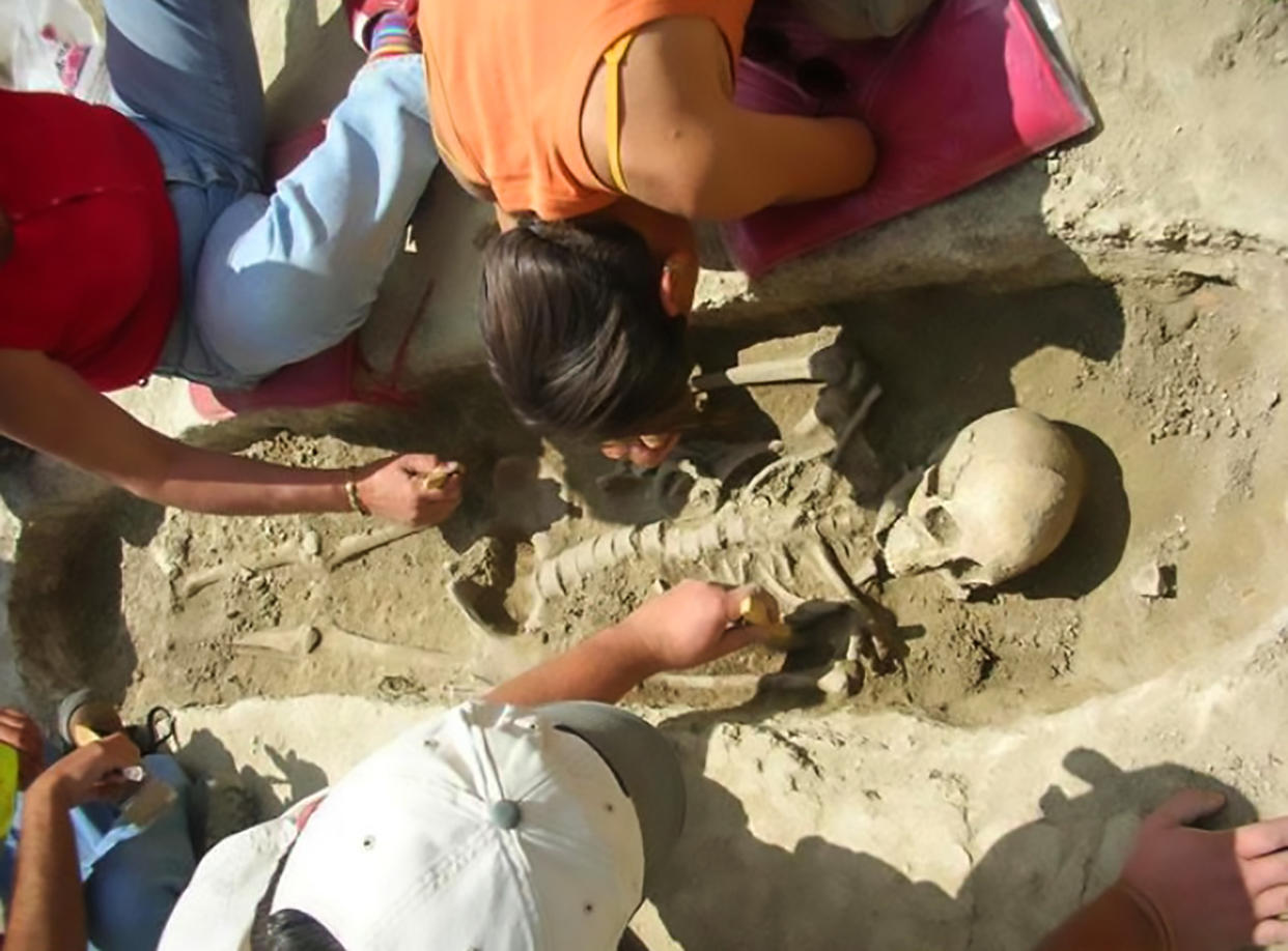 Three Roman-era skeletons have been found by workmen in front of the Piramide underground station in Rome (CEN)