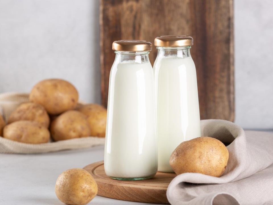 Ist Kartoffelmilch eine gute Alternative zu anderen Pflanzendrinks? (Bild: Elizaveta Elesina/Shutterstock.com)