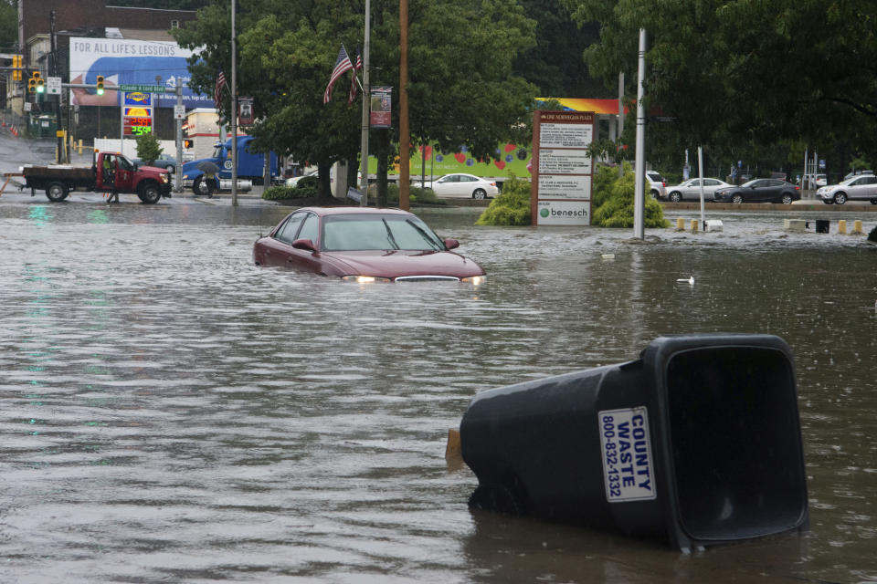 Un auto está sumergido en una intersección en Pottsville, Pensilvania, el lunes 13 de agosto de 2018. (David McKeown/Republican-Herald vía AP)