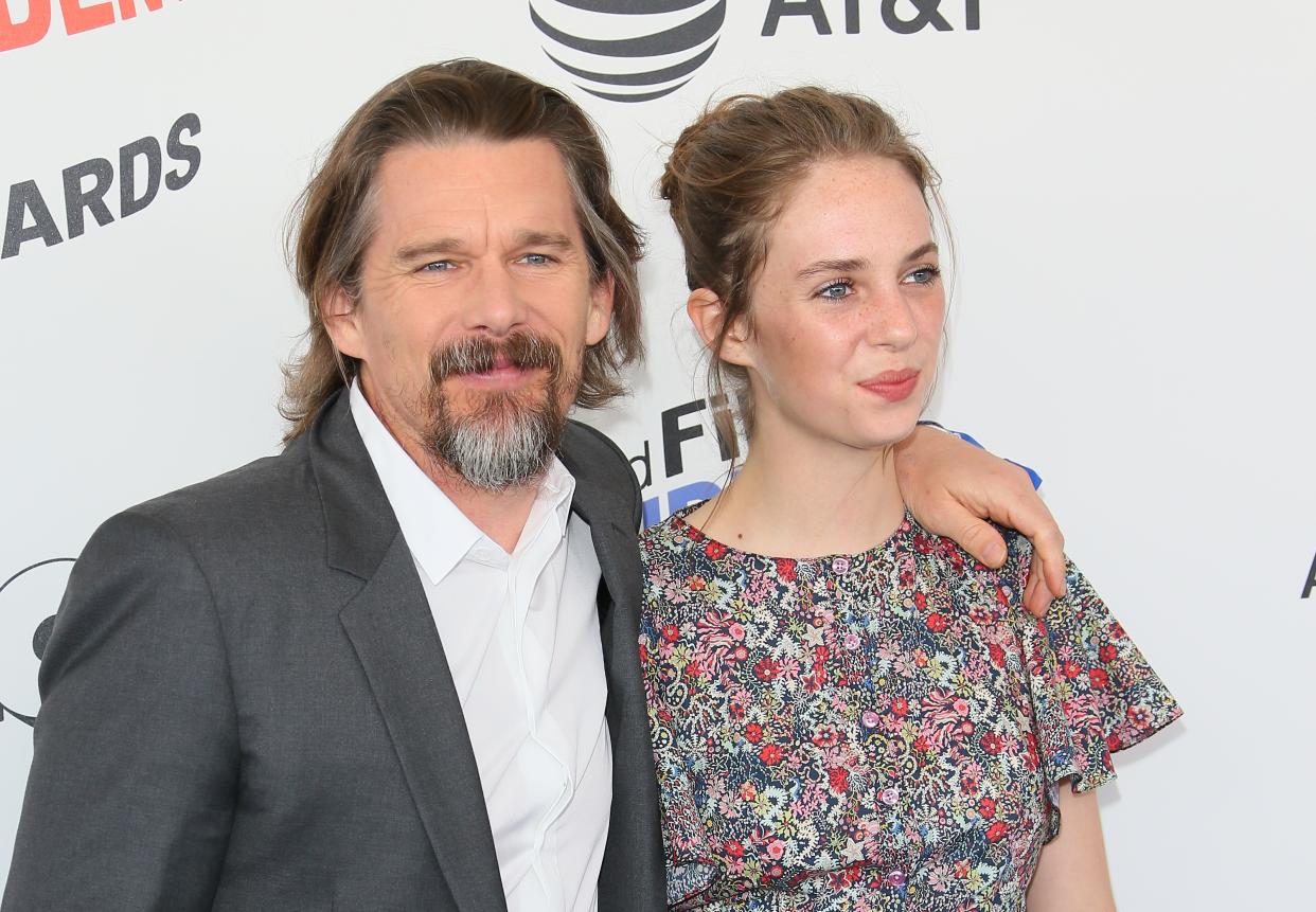 Actors Ethan Hawke and Maya Hawke arrive for the 2018 Film Independent Spirit Awards in Santa Monica, California, on March 3, 2018. (Photo by Jean-Baptiste LACROIX / AFP)        (Photo credit should read JEAN-BAPTISTE LACROIX/AFP via Getty Images)