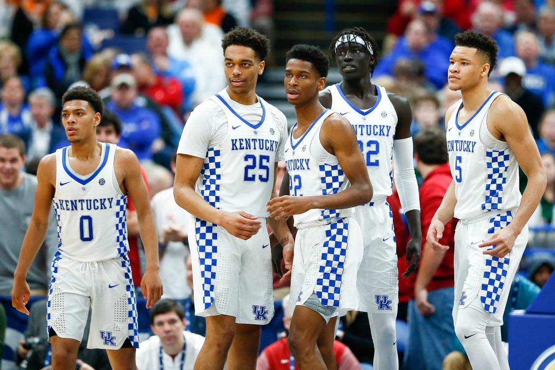 Kentucky’s Quade Green, left, PJ Washington, Shai Gilgeous-Alexander, Wenyen Gabriel and Kevin Knox gathered on the court during the SEC Tournament in 2018. Green, Washington, Gilgeous-Alexander and Knox were part of UK’s 2017 recruiting class, which ranks as the best in RSCI history.