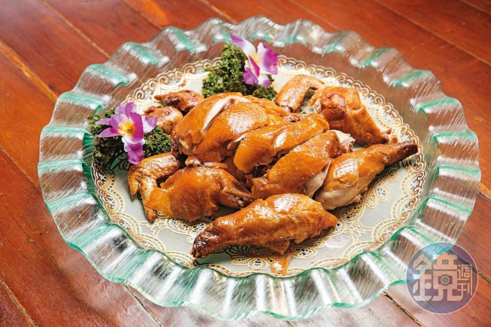 功夫脆皮雞是餐廳招牌菜，將土雞抹鹽陰乾後下鍋油炸，不加任何醃料，可吃出土雞甜味。  