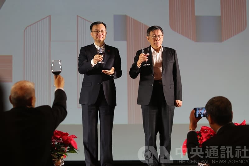 台北上海雙城論壇歡迎晚宴19日在圓山大飯店登場，台北市長柯文哲（後右）與上海市常務副市長周波（後左）舉杯致意。（中央社）