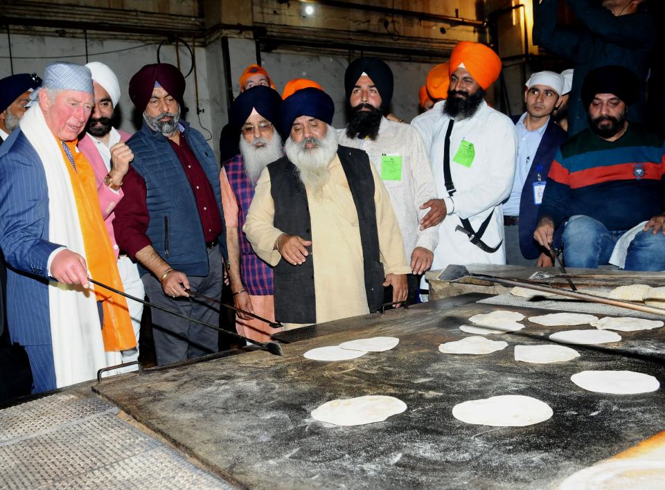 Nuestro protagonista no dudó incluso en participar en la elaboración del pan indio chapati acompañado de varios autóctonos. (Foto: Imtiyaz Khan / Getty Images)