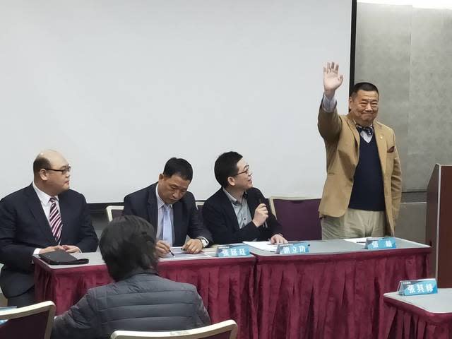 民眾黨秘書長謝立功（右二）邀請林穎佑教授（左起）、張延廷前副司令、張競研究員等人在國防智庫進行討論。（Photo by 呂翔禾／台灣醒報）